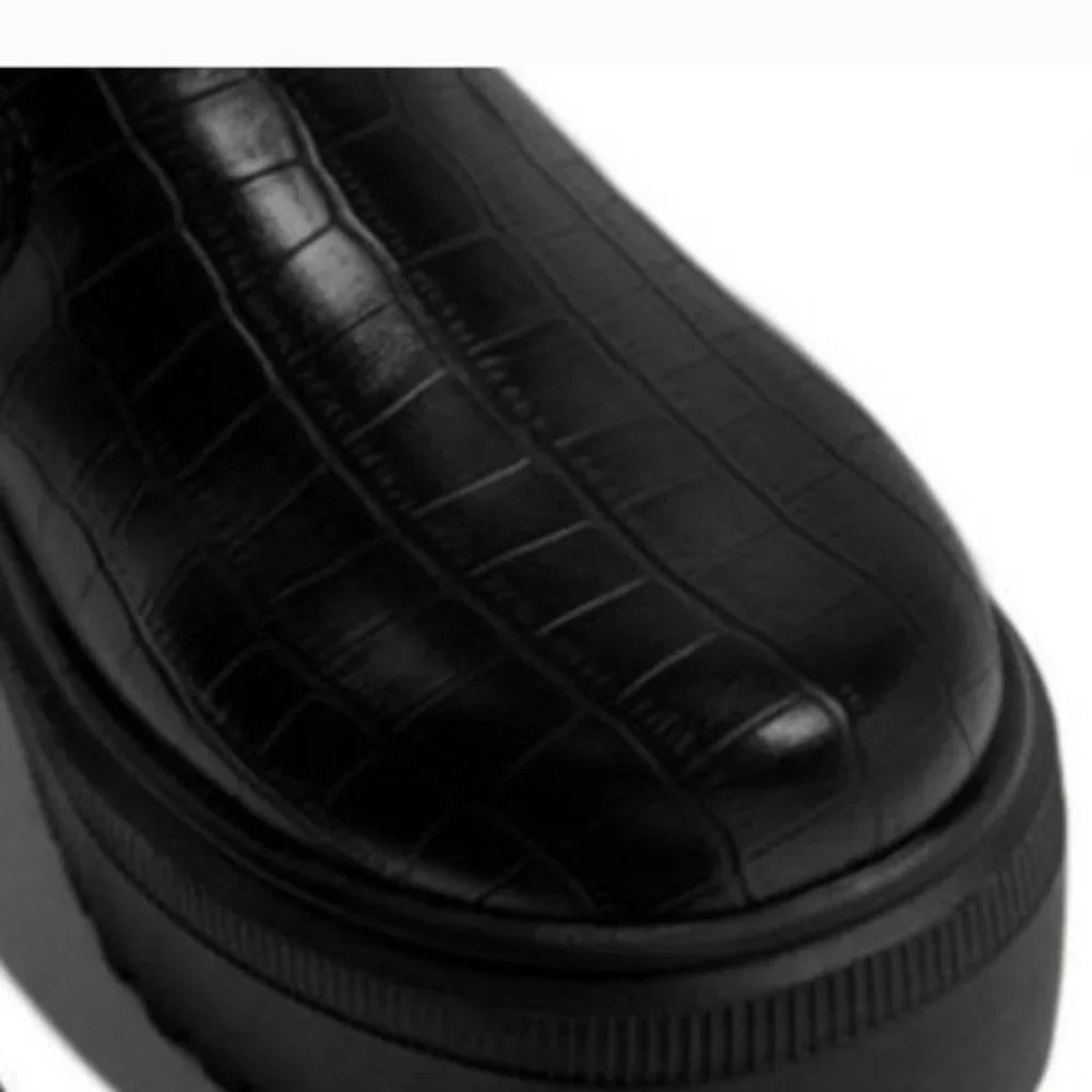 !! NEW !! Black Embossed Croc Pull On Chelsea Lug Sole Boots - Picture 2 of 5